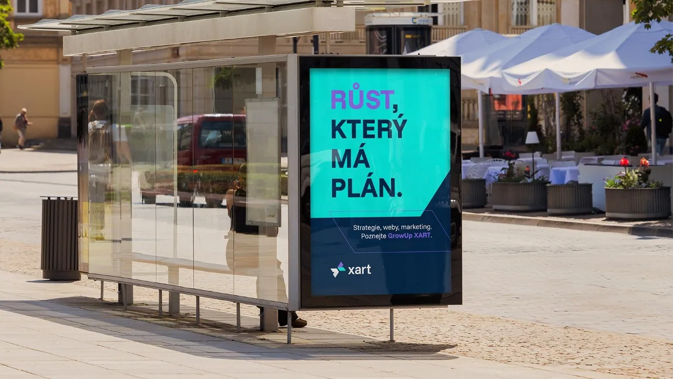 Reklamní plocha na zastávce s&nbsp;novým logem XART a&nbsp;sloganem „Růst, který má plán.“