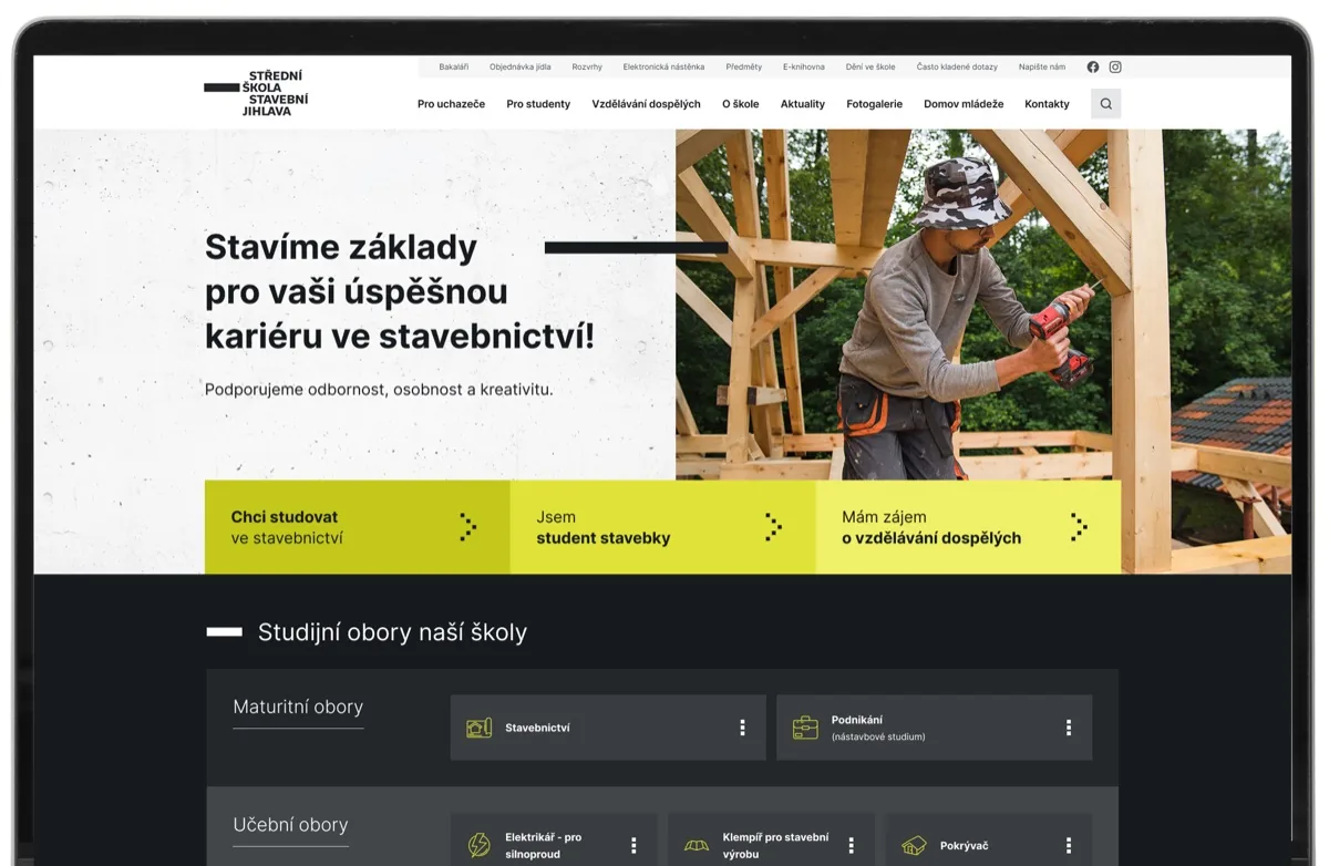 Web Stavebky Jihlava zobrazený na notebooku