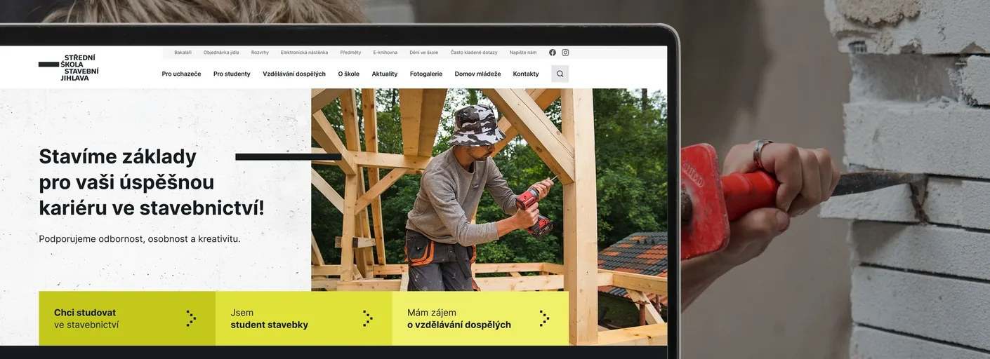 Web Stavebky Jihlava na notebooku vedle fotky studenta při práci na stavbě