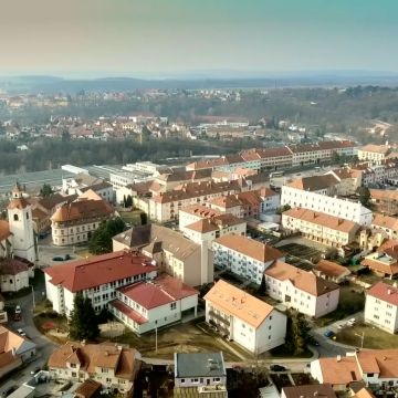 Netradiční pohled na školu z dronu